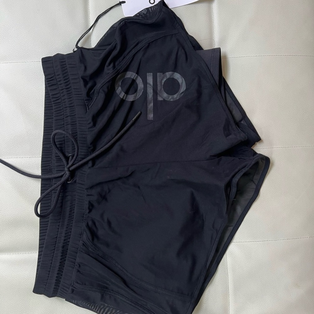 ALO NWT SIZE MED AMBIENCE SHORT